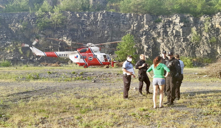 Oslava narozenin se změnila v boj o život, intoxikovaného muže oživovali policisté
