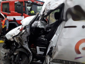 Dodávka narazila do kamionu, hasiči museli ze zdemolované kabiny vyprostit zraněného mladého muže