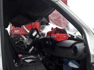 Dodávka narazila do kamionu, hasiči museli ze zdemolované kabiny vyprostit zraněného mladého muže