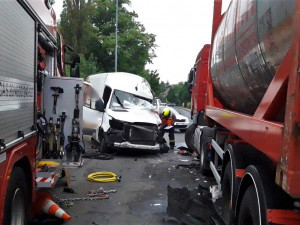 Dodávka narazila do kamionu, hasiči museli ze zdemolované kabiny vyprostit zraněného mladého muže