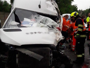 Dodávka narazila do kamionu, hasiči museli ze zdemolované kabiny vyprostit zraněného mladého muže