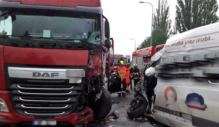 Dodávka narazila do kamionu, hasiči museli ze zdemolované kabiny vyprostit zraněného muže