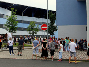 Slavné sousoší se vrátilo před Klatovskou nemocnici, stejný exemplář zdobí léta také Kopeckého sady v Plzni
