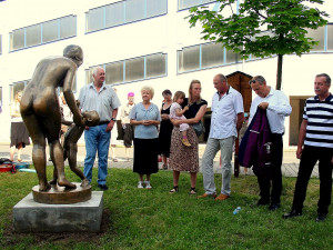 Slavné sousoší se vrátilo před Klatovskou nemocnici, stejný exemplář zdobí léta také Kopeckého sady v Plzni