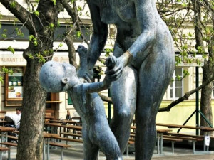 Stejný exemplář sousoší, ale z bronzu, zdobí léta také Kopeckého sady v Plzni