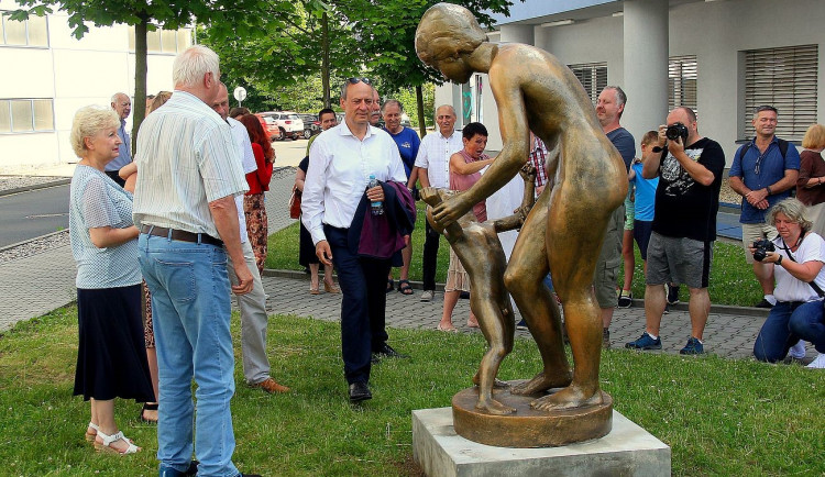 Slavné sousoší se vrátilo před Klatovskou nemocnici, stejný exemplář zdobí léta také Kopeckého sady v Plzni