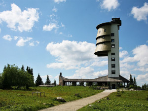 Z důvodu rekonstrukce je uzavřana i rozhledna na Poledníku