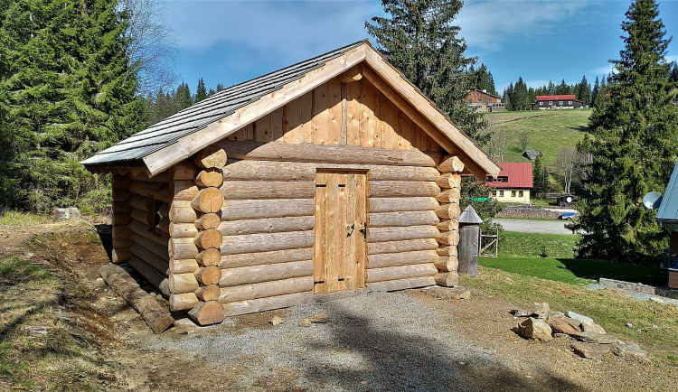 Součástí Expozice dřevařství je na Modravě například dřevorubecká chýše