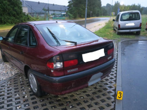 Sedmnáctiletý mladík si tajně vypůjčil auto své matky, při parkování naboural další vůz