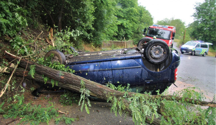 Od první nehody ještě opilý řidič dokázal odjet, po druhém karambolu se převrátil na střechu