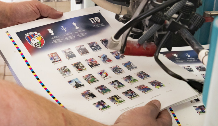 Kulaté výročí fotbalový klub oslavuje speciální sérií poštovních známek