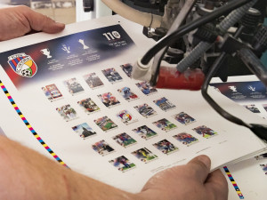 Kulaté výročí fotbalový klub oslavuje speciální sérií poštovních známek