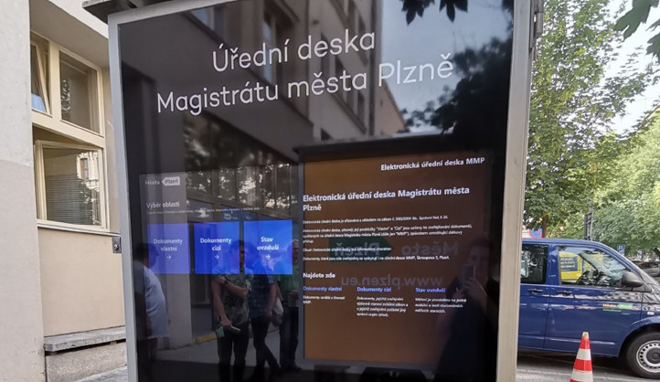 Klasickou úřední desku vyměnilo město za přehlednější elektronickou