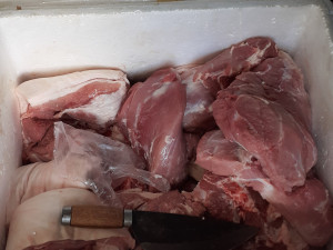 Vietnamec převážel v dodávce bez chladícího zařízení 200 kilo masa