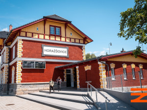Železniční stanice v Horažďovicích prošla obnovou, stejně tak její okolí