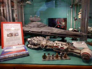 Kostičky kam jen oko dohlédne, v muzeu parkuje i vesmírná loď ze 7541 kostek