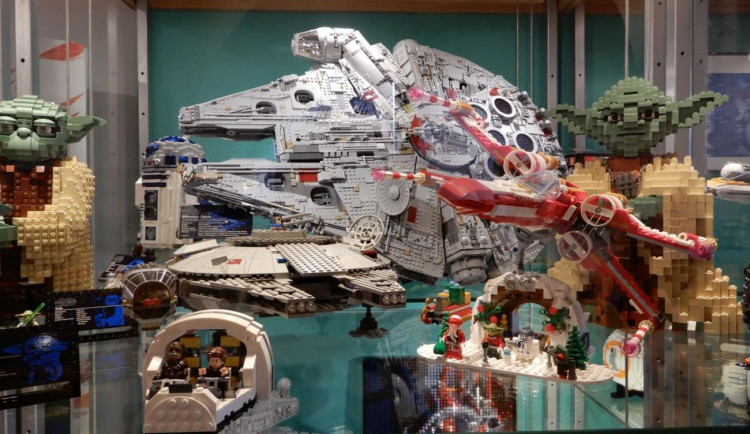 Kostičky kam jen oko dohlédne, v muzeu parkuje i vesmírná loď ze 7541 kostek