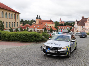 Na transport vzácné egyptské kanopy dohlížela policejní eskorta