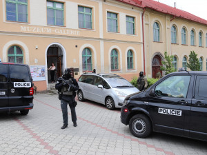 Na transport vzácné egyptské kanopy dohlížela policejní eskorta