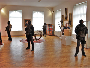 Na transport vzácné egyptské kanopy dohlížela policejní eskorta