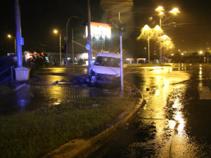 Řidič smetl betonový sloupek a zastavil se až před semaforem, z místa nehody odešel