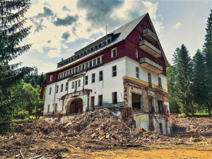 Nejkrásnější šumavský hotel RIXI se mění v trosky, ministerstvo obrany nechalo část zotavovny zbourat