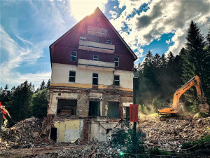 Nejkrásnější šumavský hotel RIXI se mění v trosky, ministerstvo obrany nechalo část legendární zotavovny zbourat