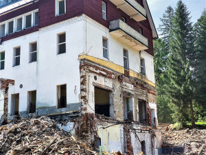 Nejkrásnější šumavský hotel RIXI se mění v trosky, ministerstvo obrany nechalo část legendární zotavovny zbourat