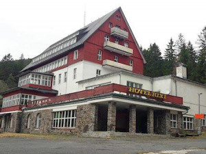 Tak vypadal hotel RIXI před začátek demolice