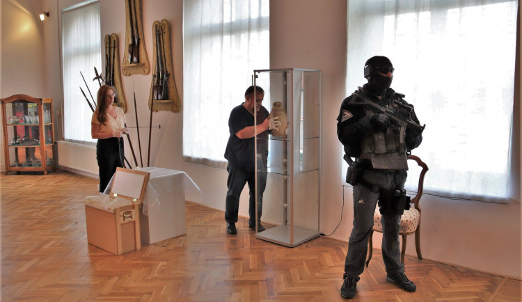 Na transport vzácné egyptské kanopy dohlížela policejní eskorta