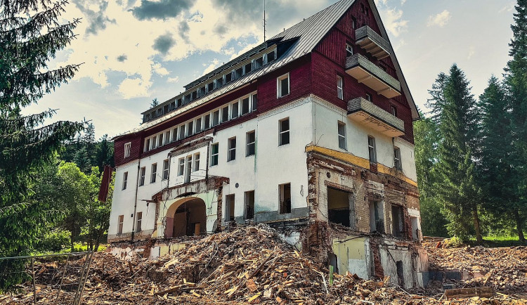 Nejkrásnější šumavský hotel RIXI se mění v trosky, ministerstvo obrany nechalo část legendární zotavovny zbourat