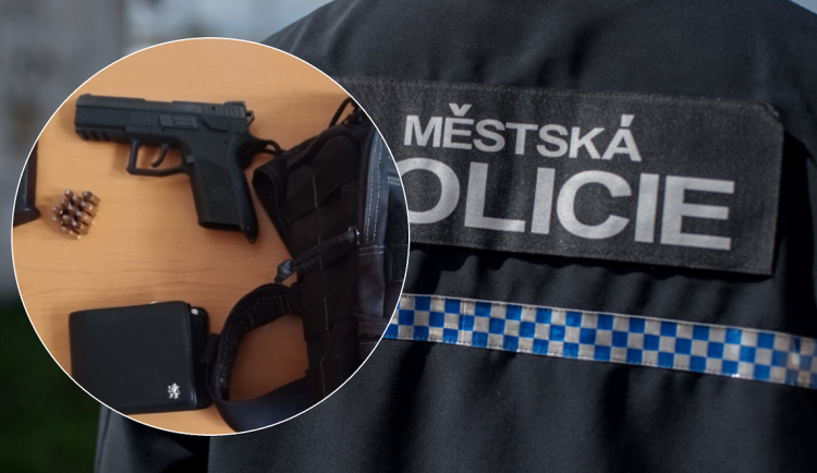 Nalezený batoh zaskočil policisty svým obsahem, byla v něm nabitá zbraň a zásobník