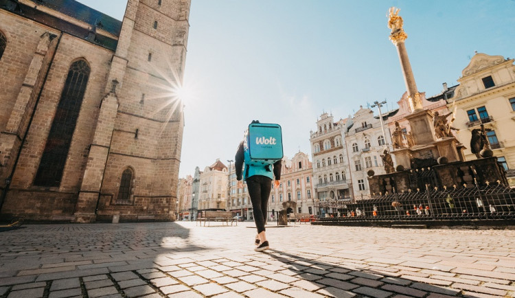 Léto je tady a Wolt je připraven! Kurýři po Plzni rozváží zmrzliny, studené drinky a jiné dobroty