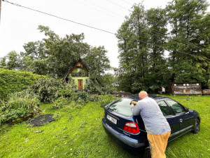 Při bouři spadlo na chalupu hned pět stromů, majitele museli vysvobodit hasiči
