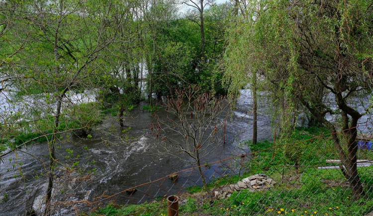 Z břehů se vylila i řeka Úslava 
