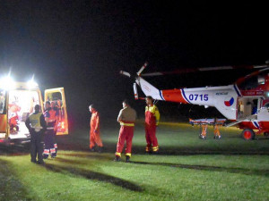 Při noční nehodě osobáku na Plzeňsku zahynul muž (46), k další vážné havárii vyjížděli záchranáři odpoledne