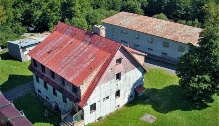 Na vrcholku Čerchova jdou postupně k zemi staré armádní budovy
