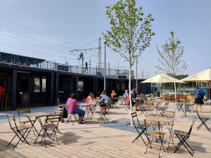 U vlakového nádraží v Plzni vyrostla nová vyhlídková věz i místo pro občerstvení