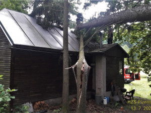 Z této chaty odstraňovali hasiči ještě dnes dva padlé stromy