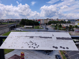 U vlakového nádraží v Plzni vyrostla nová vyhlídková věz a občerstvení