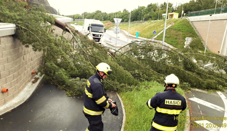 Přes Plzeňsko se večer přehnala bouřka, hasiči vyjíždějí k desítkám popadaných stromů