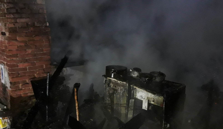 Při sušení spacáků zahořela táborová kuchyně, dvě osoby se nadýchaly zplodin