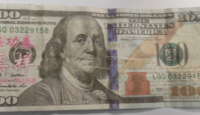 Falešné stodolarovky s čínskými růžovými znaky směnil muž v kasinu