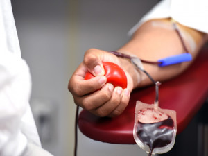 Nemocnicím se ztenčují zásoby krve, na vině jsou často dovolené i očkování