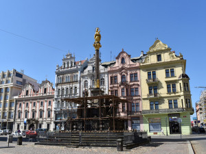 Loni zahalilo morový sloup lešení