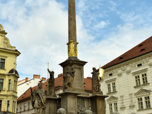 Oprava morového sloupu na plzeňském náměstí Republiky bude hotová ještě letos