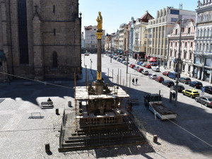 Loni zahalilo morový sloup lešení