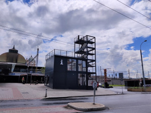 Obří dortová věž vyvolává bouřlivé reakce