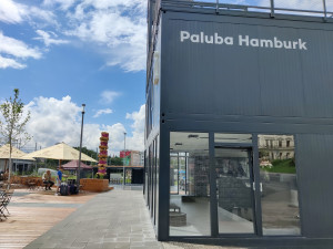 Obří dortová věž vyvolává bouřlivé reakce