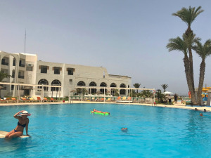 V hotelovém komplexu pro 3000 lidí pobývalo něco málo přes 200 turistů z Evropy